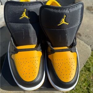 Jordan Air Low Black and Yellow